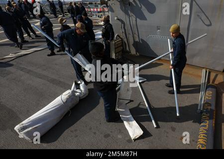 220324-N-HK187-1001 COPENHAGUE, Danemark (24 mars 2022) – des marins affectés au destroyer à missiles guidés de la classe Arleigh Burke USS les Sullivans (DDG 68) démontent le pont-quai avant de quitter Copenhague, Danemark, 24 mars. Les Sullivans sont déployés sur le théâtre d'opérations européen et participent à une série d'activités maritimes à l'appui des États-Unis Sixième flotte et alliés de l'OTAN. Banque D'Images