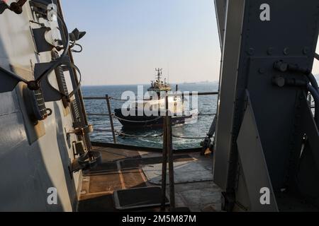 220324-N-HK187-1005 COPENHAGUE, Danemark (24 mars 2022) – le destroyer de missiles guidés de classe Arleigh Burke USS les Sullivans (DDG 68) quitte Copenhague, 24 mars. Les Sullivans sont déployés sur le théâtre d'opérations européen et participent à une série d'activités maritimes à l'appui des États-Unis Sixième flotte et alliés de l'OTAN. Banque D'Images