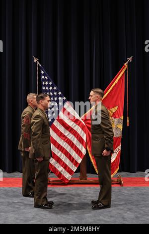 Adjudant-chef 4 (CWO4) Patrick Wire a pris sa retraite du corps des Marines des États-Unis sur 24 mars, à la caserne des Marines de Washington. CWO4 Wire a servi pendant 20 ans et a récemment été affecté au Commandement des installations du corps des Marines (MCICOM) en tant qu'officier des systèmes cybernétiques à la Direction des technologies de l'information. Le MCICOM exerce le commandement et le contrôle des installations des corps maritimes par l'intermédiaire de commandants régionaux afin de fournir la supervision, l'orientation et la coordination des services d'installation et d'optimiser le soutien aux forces opérationnelles, aux locataires et aux activités. Banque D'Images