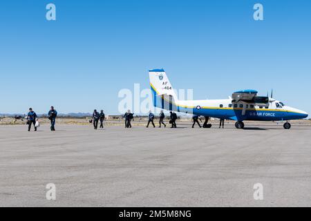 ÉTATS-UNIS Les cadets de l'Académie de la Force aérienne affectés à l'équipe de parachutistes Wings of Blue débarquent d'un avion de transport UV-18B Twin Otter lors d'un exercice d'entraînement à l'aéroport régional de Marana, Arizona, 23 mars 2022. Les ailes du bleu et l'escadron des opérations spéciales 20th, de l'escadre des opérations spéciales 27th, base aérienne de Cannon, Nouveau-Mexique, ont effectué un exercice impliquant six sorties de deux avions de tiltrotor CV-22 Osprey avec plus de 100 cavaliers. Banque D'Images