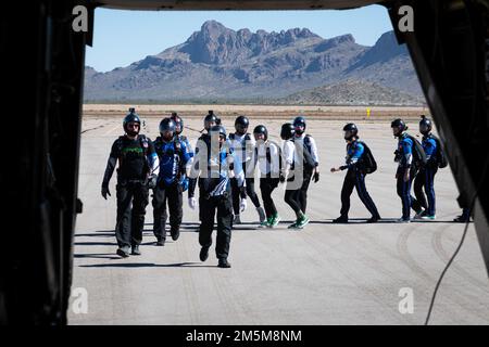 ÉTATS-UNIS Les cadets de l'Académie de la Force aérienne affectés à l'équipe de parachutistes Wings of Blue embarquent à bord d'un avion de tiltrotor CV-22 Osprey affecté au 20th Escadron des opérations spéciales, 27th escadre des opérations spéciales, base aérienne de Cannon, Nouveau-Mexique, à l'aéroport régional de Marana, Arizona, 23 mars 2022. Les ailes du bleu et le SOS de 20 ont mené un exercice impliquant six sorties de deux CV-22s avec plus de 100 cavaliers. Banque D'Images