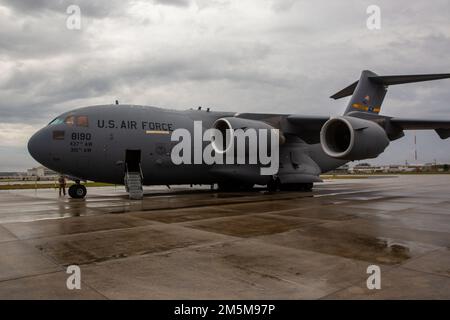 Un C-17 Globemaster III affecté au 16th escadron de transport aérien est mis en scène au cours de l'exercice de mobilité stratégique (STRATMOBEX) 22-1 à la station aérienne du corps des Marines Cherry point, en Caroline du Nord, en 24 mars 2022. STRATMOBEX 22-1 amélioration de la préparation au déploiement des capacités de mobilité et d'embarquement de l'unité dans un environnement commun. Banque D'Images