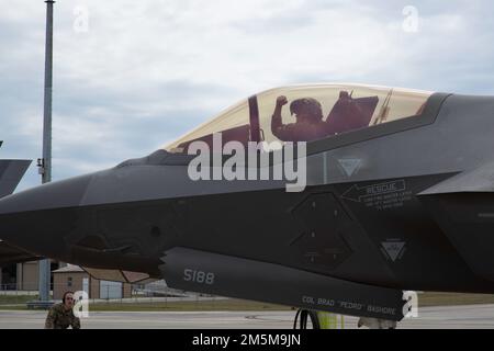 A ÉTATS-UNIS Le pilote de la Force aérienne F-35A Lightning II, affecté au 4th Escadron de chasse, à la base aérienne de Hill, en Utah, se prépare à décoller à la base aérienne de Tyndall, en Floride, au 24 mars 2022. L’unité a visité le programme est 22,06 d’évaluation du système d’armes de Tyndall, une évaluation officielle de la capacité d’un escadron de mener des missions de tir direct air-air dans un milieu de formation afin de préparer les pilotes au combat. Banque D'Images