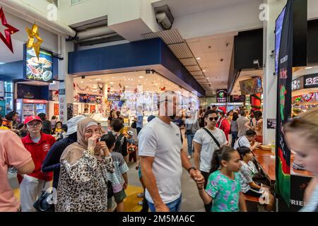 C'est le 28 décembre 2022 que des acheteurs se trouvent dans le marché aux poissons de Sydney, Sydney, Nouvelle-Galles du Sud, Australie Banque D'Images