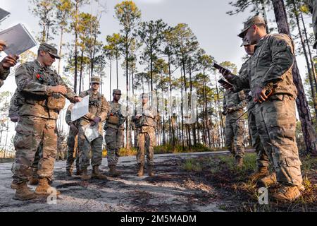 Les soldats de la Garde nationale de l'Armée de Floride reçoivent un briefing de navigation terrestre au cours de la compétition du meilleur guerrier de cette année 2022 au centre d'entraînement conjoint du camp d'atterrissage, à 25 mars 2022. Le but de cette compétition est de construire l'esprit de corps, de reconnaître et d'honorer les compétences des guerriers de l'Armée, la préparation militaire, et d'identifier le meilleur soldat et officier non commandant dans la Garde nationale de l'Armée de Floride. Banque D'Images