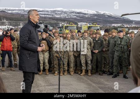 Le Secrétaire général de l'OTAN, M. Jens Stoltenberg, s'adresse aux troupes lors de l'exercice Cold Response 2022, à la station aérienne de Bardufoss, en Norvège, au 25 mars 2022. L’exercice Cold Response ’22 est un exercice biennal qui a lieu dans toute la Norvège, avec la participation de chacun de ses services militaires, ainsi que de 26 autres nations alliées de l’OTAN et partenaires régionaux. Banque D'Images