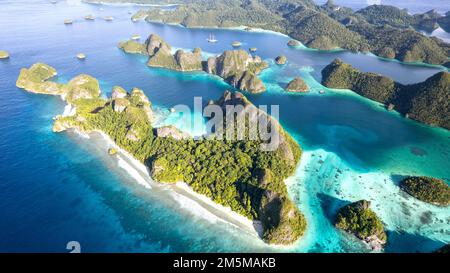 Vue aérienne des îles Wayag, Raja Ampat Indonésie. Banque D'Images