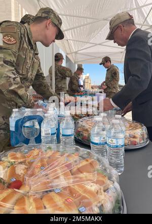 Les membres du service affectés à l'escadre d'entraînement de 17th préparent des rafraîchissements pour les participants à l'événement lors de l'inauguration de la place commémorative Weyandt-Eddy à la base aérienne de Goodfellow, Texas, 25 mars 2022. Le dévouement a été tenu de se souvenir du patrimoine et de soutenir l'héritage des missions de renseignement passées et actuelles alimentées par 17th membres du personnel de TRW. Banque D'Images