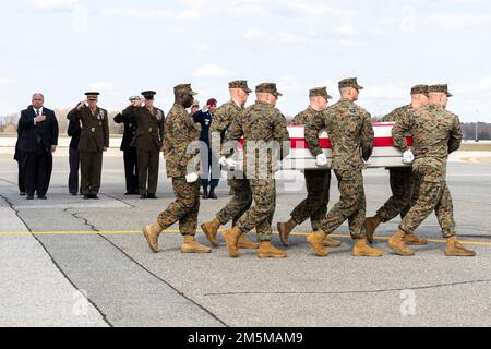 A ÉTATS-UNIS L'équipe de transport du corps maritime transfère les restes du capitaine marin Ross A. Reynolds de Leominster, Massachusetts, à la base aérienne de Douvres, Delaware, 25 mars 2022. Reynolds a été affecté au Marine Medium Tiltrotor Squadron 261, Marine Aircraft Group 26, 2nd Marine Aircraft Wing, Marine corps Air Station New River, Caroline du Nord. Banque D'Images