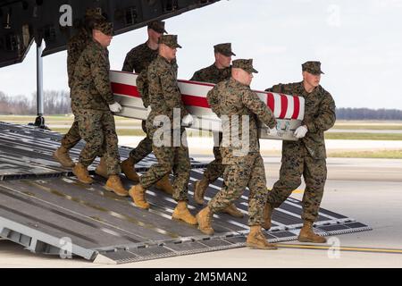 A ÉTATS-UNIS L'équipe de transport du corps maritime transfère les restes du capitaine marin Ross A. Reynolds de Leominster, Massachusetts, à la base aérienne de Douvres, Delaware, 25 mars 2022. Reynolds a été affecté au Marine Medium Tiltrotor Squadron 261, Marine Aircraft Group 26, 2nd Marine Aircraft Wing, Marine corps Air Station New River, Caroline du Nord. Banque D'Images