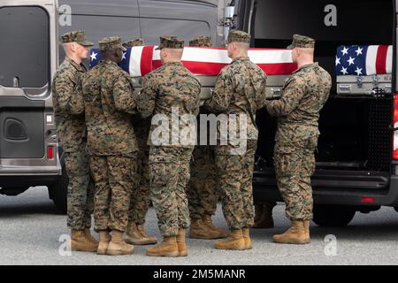A ÉTATS-UNIS L'équipe de transport du corps maritime transfère les restes du capitaine marin Ross A. Reynolds de Leominster, Massachusetts, à la base aérienne de Douvres, Delaware, 25 mars 2022. Reynolds a été affecté au Marine Medium Tiltrotor Squadron 261, Marine Aircraft Group 26, 2nd Marine Aircraft Wing, Marine corps Air Station New River, Caroline du Nord. Banque D'Images