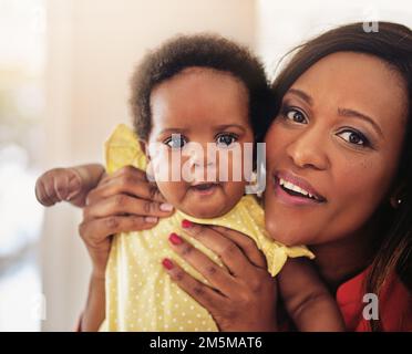 La cutesse est une affaire de famille. Portrait d'une mère tenant sa petite fille. Banque D'Images