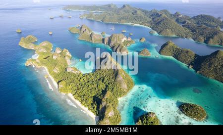 Vue aérienne des îles Wayag, Raja Ampat Indonésie. Banque D'Images