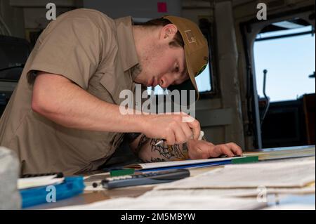 BRISBANE, Australie (25 mars 2022) – Vincent O’Haire, marin de la fonction publique du Commandement militaire de Seallift, de Rhinebeck, New York, affecté à l’officier sous-marin de classe terrestre Emory S. USS Frank Cable (AS 40), trace un parcours de navigation au départ du navire de Brisbane, en Australie, au 25 mars. Frank Cable est en patrouille et effectue l'entretien et la logistique expéditionnaires à l'appui de la sécurité nationale dans la zone d'opérations de la flotte américaine 7th. Banque D'Images