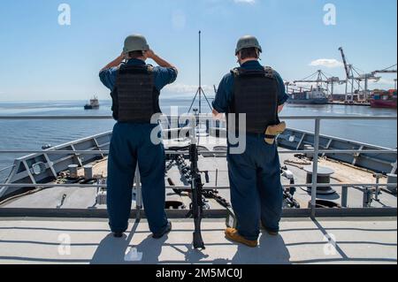 BRISBANE, Australie (25 mars 2022) – les marins affectés à l'émory S. le sous-marin de classe terrestre USS Frank Cable (AS 40), sont debout sur une montre de protection de la force au départ de Brisbane, en Australie, au 25 mars. Frank Cable est en patrouille et effectue l'entretien et la logistique expéditionnaires à l'appui de la sécurité nationale dans la zone d'opérations de la flotte américaine 7th. Banque D'Images