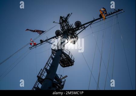 BRISBANE, Australie (25 mars 2022) – le sous-marin de classe terrestre USS Frank Cable (AS 40) de l'Emory S. vole l'enseigne nationale en Berne au départ de Brisbane, en Australie, en l'honneur de l'ancienne secrétaire d'État Madeleine Albright, 25 mars. Frank Cable est en patrouille et effectue l'entretien et la logistique expéditionnaires à l'appui de la sécurité nationale dans la zone d'opérations de la flotte américaine 7th. Banque D'Images