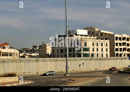 Des publicités pendues sur le mur-barrière construit par Israël en Cisjordanie, en Palestine. Banque D'Images