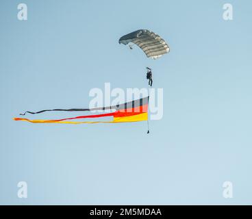 Les parachutistes allemands descendent sur les lieux de parade des casernes de Herrenwaldkaserne pour la cérémonie de passation de commandement à Stadtaltendorf, Allemagne, 25 mars 2022. La Brigade de l'aviation de combat de 12th a été invitée à assister au changement de commandement de la Division des forces d'intervention rapide. 12 L'ACR compte parmi les autres unités affectées au V corps, le Forward Deployed corps américain en Europe, qui travaille aux côtés des alliés de l'OTAN et des partenaires de sécurité régionaux pour fournir des forces prêtes au combat, exécuter des exercices d'entraînement conjoints et multinationaux, et conserve le commandement et le contrôle de toutes les unités permutantes et affectées dans l'Euro Banque D'Images