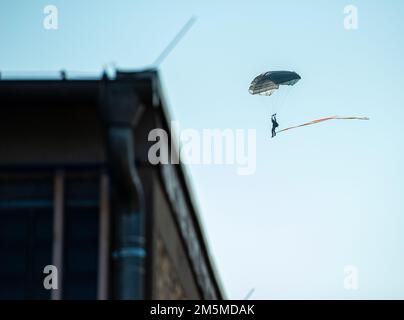 Les parachutistes allemands descendent sur les lieux de parade des casernes de Herrenwaldkaserne pour la cérémonie de passation de commandement à Stadtaltendorf, Allemagne, 25 mars 2022. La Brigade de l'aviation de combat de 12th a été invitée à assister au changement de commandement de la Division des forces d'intervention rapide. 12 L'ACR compte parmi les autres unités affectées au V corps, le Forward Deployed corps américain en Europe, qui travaille aux côtés des alliés de l'OTAN et des partenaires de sécurité régionaux pour fournir des forces prêtes au combat, exécuter des exercices d'entraînement conjoints et multinationaux, et conserve le commandement et le contrôle de toutes les unités permutantes et affectées dans l'Euro Banque D'Images