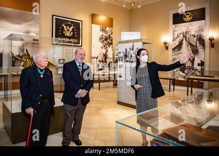 Allison Finkelstein, historienne du cimetière national d'Arlington, fait une visite de la salle d'exposition de l'amphithéâtre commémoratif aux récipiendaires de la Médaille d'honneur des États-Unis Armée 1st Lt. Brian Thacker et U.S. Corps de marine Col. (Ret.) Barney Barnum au cimetière national d'Arlington, Arlington, Virginie, 25 mars 2022. Banque D'Images