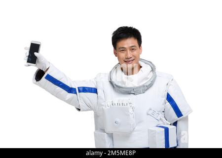 Les astronautes de l'abri affichent un téléphone portable Banque D'Images
