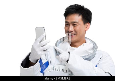 Les astronautes de l'abri affichent un téléphone portable Banque D'Images