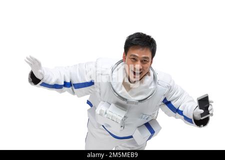 Les astronautes de l'abri affichent un téléphone portable Banque D'Images