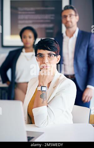 Soyez assuré. Faites le travail. Portrait rogné de trois collègues travaillant au bureau. Banque D'Images