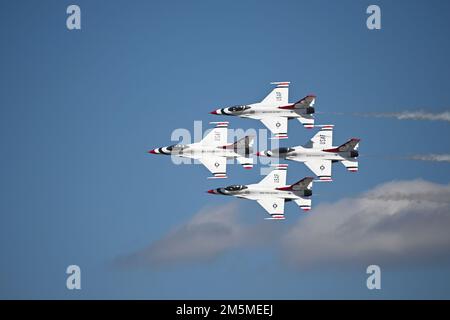 L'USAF Thunderbird effectue une formation aérienne de quatre navires pendant le spectacle aérien Wings Over Columbus 2022 25 mars 2022, sur la base aérienne de Columbus, MS. Les Thunderbirds s'exécutent pour des gens partout dans le monde pour montrer la fierté, la précision et le professionnalisme des États-Unis La force aérienne représente. Banque D'Images