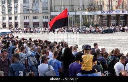 Kiev, Ukraine 24 août 2021: Drapeau noir et rouge des nationalistes du secteur droit à la célébration de 30 ans d'indépendance de l'Ukraine dans Banque D'Images