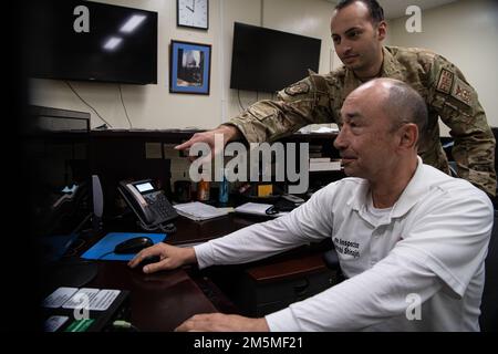 Kenichi Shimajiri, à droite, 18th, Escadron du génie civil, inspecteur principal des incendies et États-Unis Le Sgt Luis Morales, inspecteur des incendies de la SCÉ 18th, examine les documents 25 mars 2022, sur la base aérienne de Kadena, au Japon. Le bureau de prévention des incendies est chargé de veiller à ce que toutes les installations d'une installation soient équipées de dispositifs de détection d'incendie fonctionnels et d'équipements de lutte contre les incendies, ainsi que de sensibiliser le personnel à la prévention et à la sécurité incendie. Banque D'Images