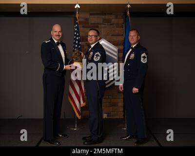 Le sergent-chef principal Justin Romo, chef principal de l’unité de maintenance des aéronefs 311th, accepte un cadeau lors de la cérémonie de reconnaissance du chef du Groupe Holloman, à 25 mars 2022, sur la base aérienne Holloman, au Nouveau-Mexique. Six personnes de Team Holloman ont accepté leurs rôles en devenant le plus haut rang dans le corps enrôlées aux États-Unis Force aérienne. Au rang de maître-sergent-chef, les aviateurs assument la responsabilité d'être un conseiller senior inscrit et de développer des stratégies utiles pour diriger les aviateurs avec le caractère et la mission. Banque D'Images