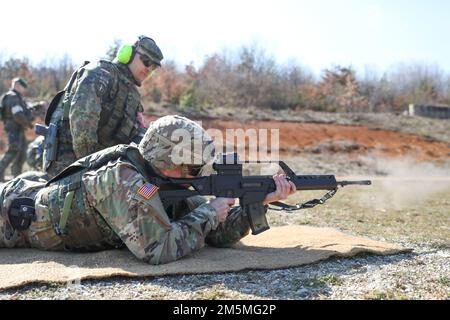 ÉTATS-UNIS Les soldats de l'armée affectés au Commandement régional-est de la Force du Kosovo se disputent l'insigne des Forces armées allemandes pour les qualifications de compétence en matière d'armes, hébergé par le contingent allemand de la Force du Kosovo, qui s'est tenu dans l'enceinte du Commandement de l'instruction et de la doctrine de la FKSF à Ferizaj (25 mars 2022). Cet événement est l’un des nombreux événements prévus pour la rotation de 30th de la Force au Kosovo, offrant une formation interopérable aux côtés de tous les homologues de l’OTAN dans la région, lorsqu’ils sont déployés au Kosovo pour offrir un environnement sûr et sécuritaire à toutes les personnes vivant dans la région. Banque D'Images