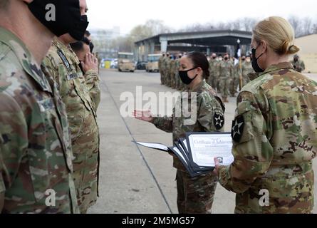 Brig. Le général Lori L. Robinson, commandant adjoint (soutien), affecté à la 2nd Division d'infanterie de la huitième armée, décerne le certificat d'accomplissement en sécurité aux soldats affectés au 4-2 Bataillon d'attaque, 2nd Brigade de l'aviation de combat sur le camp Humphreys, République de Corée, 25 mars 2022. 4-2 AB a reçu le streamer de sécurité pour avoir volé plus de 4 700 heures de vol, formé plus de 25 aviateurs et terminé trois opérations de tir sans aucun accident en 2021. Banque D'Images