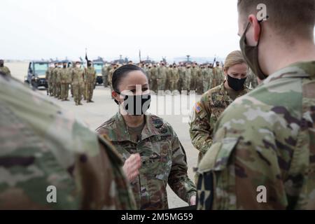 Brig. Le général Lori L. Robinson, commandant adjoint (soutien), affecté à la 2nd Division d'infanterie de la huitième armée, décerne le certificat d'accomplissement en sécurité aux soldats affectés au 4-2 Bataillon d'attaque, 2nd Brigade de l'aviation de combat sur le camp Humphreys, République de Corée, 25 mars 2022. 4-2 AB a reçu le streamer de sécurité pour avoir volé plus de 4 700 heures de vol, formé plus de 25 aviateurs et terminé trois opérations de tir sans aucun accident en 2021. Banque D'Images