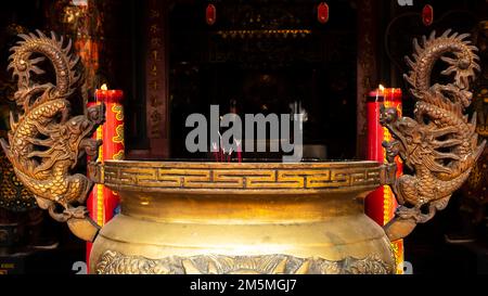 Lieu de prière avec encens dans le temple chinois. Image de fond du concept du nouvel an chinois Banque D'Images