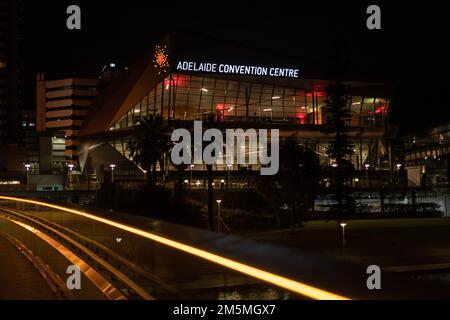 Une vue magnifique sur le centre de congrès illuminé d'Adélaïde la nuit dans la ville Banque D'Images