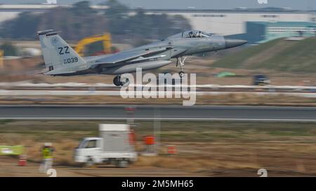 A ÉTATS-UNIS L'aigle F-15C de la Force aérienne prend son départ de la base aérienne de Tsuiki, au Japon, en ligne aérienne, à l'appui du programme de déplacement de l'entraînement à l'aviation de Tsuiki, 25 mars 2022. Pendant le TATR, JASDF et les États-Unis Les pilotes, affectés au 44th Escadron de chasseurs, ont mené une formation dans le domaine aérien afin d'accroître l'interopérabilité et la préparation bilatérales. Banque D'Images