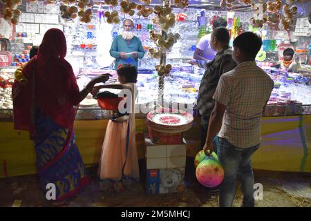 Kolkata, Inde. 28th décembre 2022. Foire du village aux Sundarbans le 9th jour de l'événement de 10 jours. Plusieurs Govt. Des organisations et d'autres entités privées ont participé à cette 'Sundarban Kristi Mela O Loko Sanskriti Utsab' (du 20 au 29 décembre 2022) organisée par la 'Kultali Milon Tirtha Soceity' au village de Kultali, Narayantala, Basanti, South 24 Parganas, Bengale occidental, 70 km de Kolkata. (Photo de Biswarup Ganguly/Pacific Press) crédit: Pacific Press Media production Corp./Alay Live News Banque D'Images