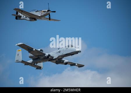 A ÉTATS-UNIS Air Force A-10 Thunderbolt II vole à côté d'un P-51 Mustang au-dessus de la base aérienne de Columbus, Mississippi, 25 mars 2022. Les vols Heritage sont effectués avec des vols américains actuels et anciens Les aéronefs de la Force aérienne qui rendent hommage aux aviateurs, passés et présents, pour leur service et leur dévouement à assurer la sécurité nationale. Banque D'Images