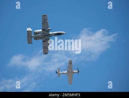 A ÉTATS-UNIS Air Force A-10 Thunderbolt II vole à côté d'un P-51 Mustang au-dessus de la base aérienne de Columbus, Mississippi, 25 mars 2022. Les vols Heritage sont effectués avec des vols américains actuels et anciens Les aéronefs de la Force aérienne qui rendent hommage aux aviateurs, passés et présents, pour leur service et leur dévouement à assurer la sécurité nationale. Banque D'Images
