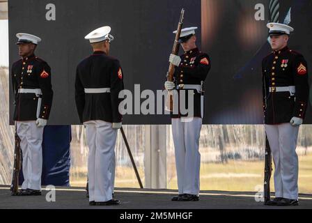 Les Marines, avec le peloton de forage silencieux, exécutent leur séquence « d'inspection du fusil » lors de la cérémonie d'inauguration du Musée national de la Médaille d'honneur à Arlington, Texas, 25 mars 2022. Le musée présentera les histoires des récipiendaires de la médaille, qui est décernée à des membres du service qui font preuve de galantry en action, d'héroïsme et de risque de perte de vie au-dessus et au-delà de l'appel du devoir. Banque D'Images