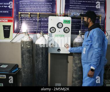 Srinagar, Jammu-et-Cachemire, Inde. 27th décembre 2022. Un personnel médical pendant le mock forer pour faire le bilan des préparations pour le COVID-19, à l'hôpital JLNM sur 27 décembre 2022 à Srinagar, en Inde. Des exercices fictifs sont en cours dans divers hôpitaux du pays, compte tenu de la hausse des cas de COVID-19 dans certains pays, dont la Chine. (Credit image: © Mubashir Hassan/Pacific Press via ZUMA Press Wire) Banque D'Images