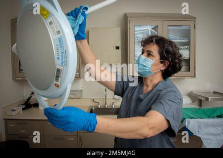 Rosa Jimenez, gouvernante, nettoie une salle d'examen des patients au centre médical de l'armée de Brooke, fort Sam Houston, Texas, 25 mars 2022. Originaire de Managua, au Nicaragua, Jimenez est membre de Team BAMC depuis sept ans. Ses connaissances et ses compétences aident le Service d'urologie à remplir sa mission et à augmenter l'utilisation efficace de la salle d'opération en nettoyant et en configurant la salle chirurgicale avec moins de 20 minutes de temps de rotation entre les cas. Banque D'Images