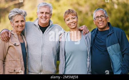 Portrait, randonnée ou couple d'amis âgés dans la nature trekking, marche ou randonnée pour la paix ou la liberté. Voyage aventure, partenariat ou heureux Banque D'Images