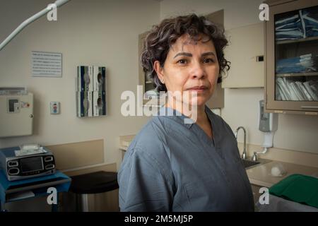 Rosa Jimenez est gouvernante du service d'urologie du centre médical de l'armée de Brooke, fort Sam Houston, Texas. Originaire de Managua, au Nicaragua, Jimenez est membre de Team BAMC depuis sept ans. Ses connaissances et ses compétences aident le Service d'urologie à remplir sa mission et à augmenter l'utilisation efficace de la salle d'opération en nettoyant et en configurant la salle chirurgicale avec moins de 20 minutes de temps de rotation entre les cas. Banque D'Images