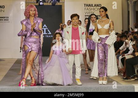 30 novembre 2022, Bangkok, Bangkok, Thaïlande : Ivan Tran, designer de mode pour enfants, hommes et femmes du Vietnam. Gain de popularité d'Ivan Tran du projet Runway Vietnam 2015. Il est également reconnu pour sa participation à la semaine de la mode ASEAN - Corée, à la semaine de la mode ARTOBER CIMB 2022 en Malaisie, en Inde Fashion week Australie à Melbourne, en Australie. Ivan Tran/s présente sa collection Printemps été 2023 à la semaine de la mode de Thaïlande le 30th novembre 2022 au Varavela Garden Hall, Bangkok. (Credit image: © Soh Chee Wei-Alex Soh/Pacific Press via ZUMA Press Wire) Banque D'Images