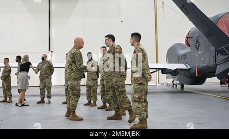 ÉTATS-UNIS Le général de la Force spatiale John W. « Jay » Raymond, Chef des opérations spatiales, rencontre 12 gardiens qui sont affectés à la base aérienne d'Andersen, à Guam, au cours d'une tournée 26 mars 2022. Ces gardiens ont été transférés de la Force aérienne à la Force spatiale au cours des 18 derniers mois et attendent un changement permanent futur des affectations de stations aux unités de l'USSF. Banque D'Images