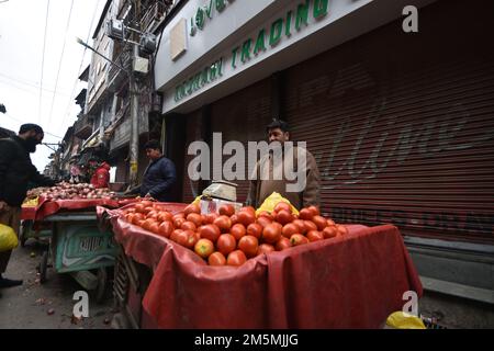 Srinagar, Jammu-et-Cachemire, Inde. 29th décembre 2022. Un vendeur vendant des légumes attend un client dans les rues de Srinagar lors d'une journée hivernale froide au Cachemire administré par l'Inde le 29 décembre 2022. (Credit image: © Mubashir Hassan/Pacific Press via ZUMA Press Wire) Banque D'Images