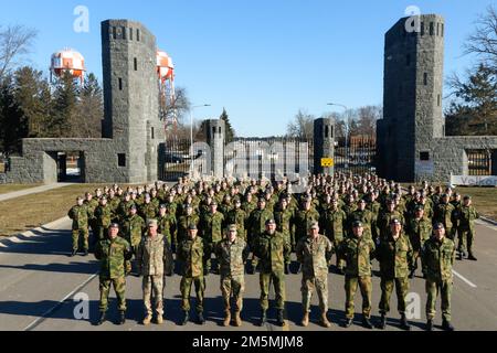 Les soldats de la Garde nationale norvégienne et du Minnesota se tiennent pour une photo devant la porte principale du Camp Ripley, 26 mars 2022, après le début de l'échange annuel norvégien de 49th. La bourse norvégienne est un partenariat qui développe des relations professionnelles et interpersonnelles entre les alliés internationaux par le biais d'exercices de formation ici et en Norvège. (Photo de la Garde nationale du Minnesota par le Sgt Mahsima Alkamooneh) Banque D'Images